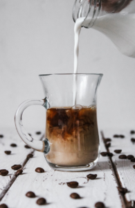 Scopri di più sull'articolo Perché il caffè viene mescolato con il latte?